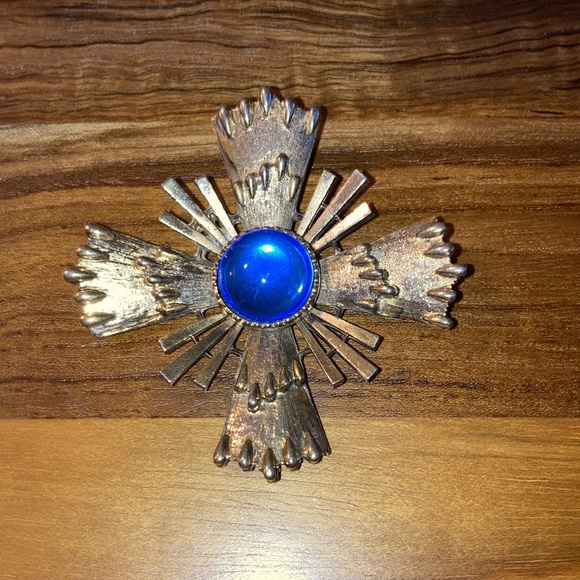 Vintage Jewelry - Beautiful Gold Tone Cross Brooch